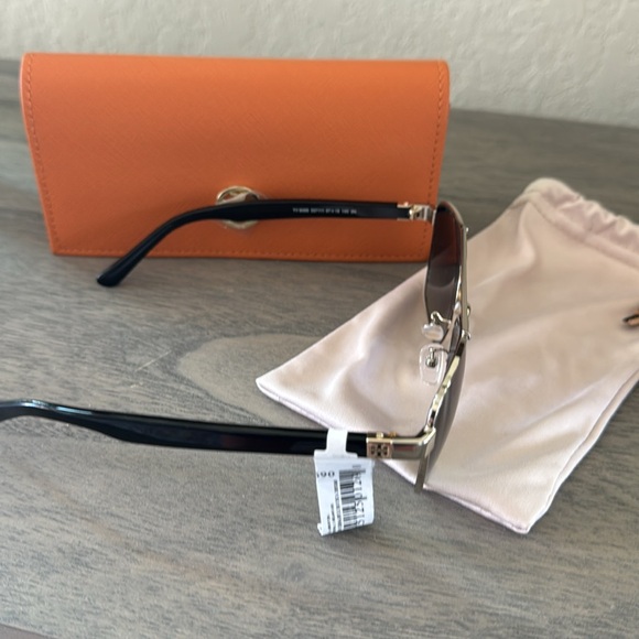 NWT Tory Burch Aviator Sunglasses with case - Picture 2 of 3